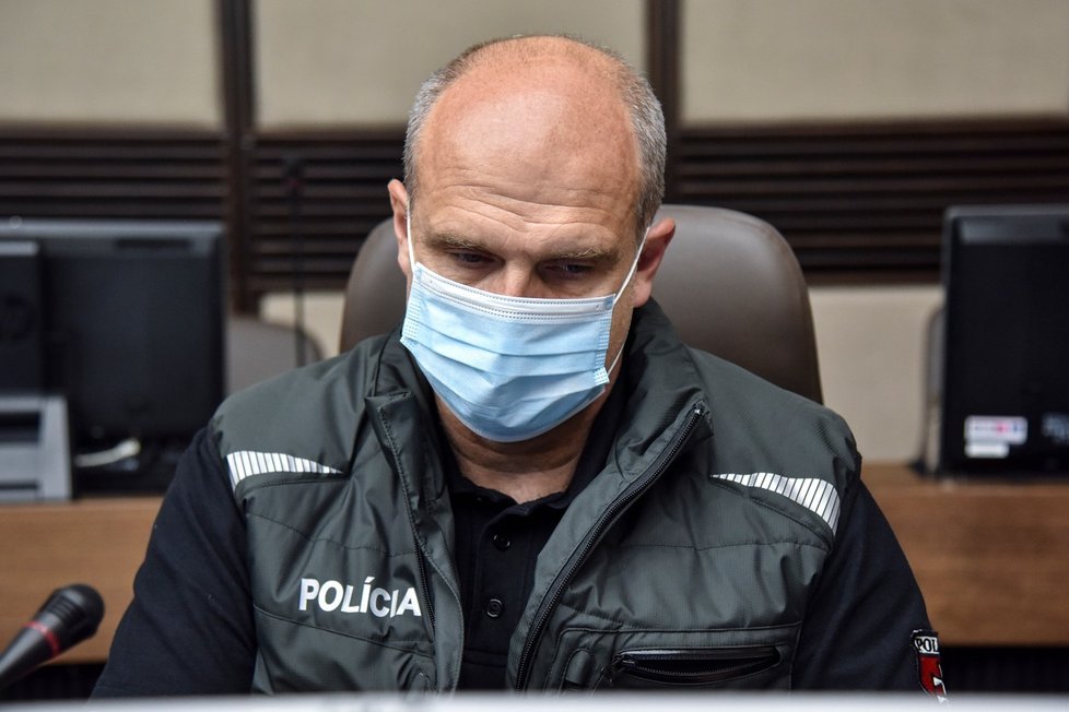 Bývalý slovenský policejní prezident Milan Lučanský se podle oficiální verze uškrtil pomocí teplákové bundy.