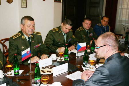 Bývalý náčelník Generálního štábu Ozbrojených sil SR Milan Maxim (vlevo)