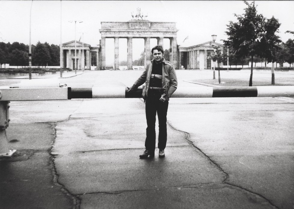8. červen 1984 - Milan Mička z Brna nám k fotografii napsal: „Snímek jsem pořídil 8. června 1984 na pomezí východní a západní části Berlína, kde jsem se vyfotil v blízkosti Braniborské brány. Prostor mezi závorou a Braniborskou bránou byl zakázaným pásmem a byl přísně střežen vojáky tehdejšího Sovětského svazu