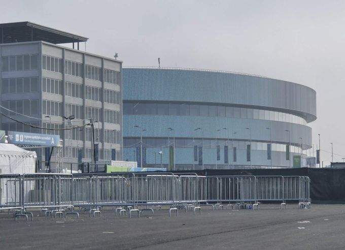 Je hokejový stadion pro ZOH hotový!? Zmizela překližka, otazníky kolem občerstvení Je hokejový stadion pro ZOH hotový!? Zmizela překližka, otazníky kolem občerstvení