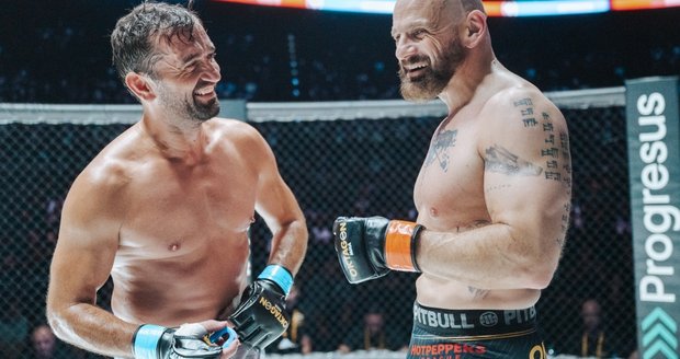 Navzdory náročnému natáčení filmu Bojovník panovala v kleci přátelská atmosféra, oba herci se znají roky