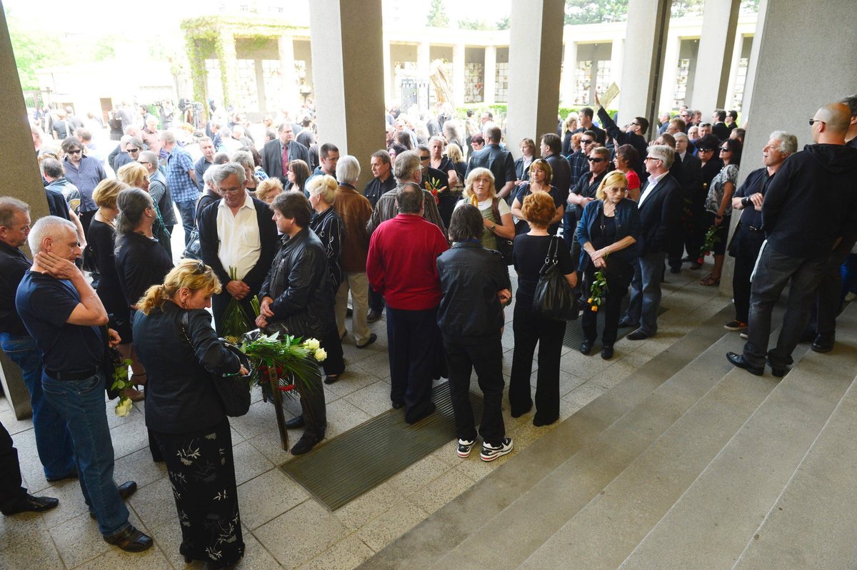 Pohřeb bubeníka Olympiku Milana Peroutky.