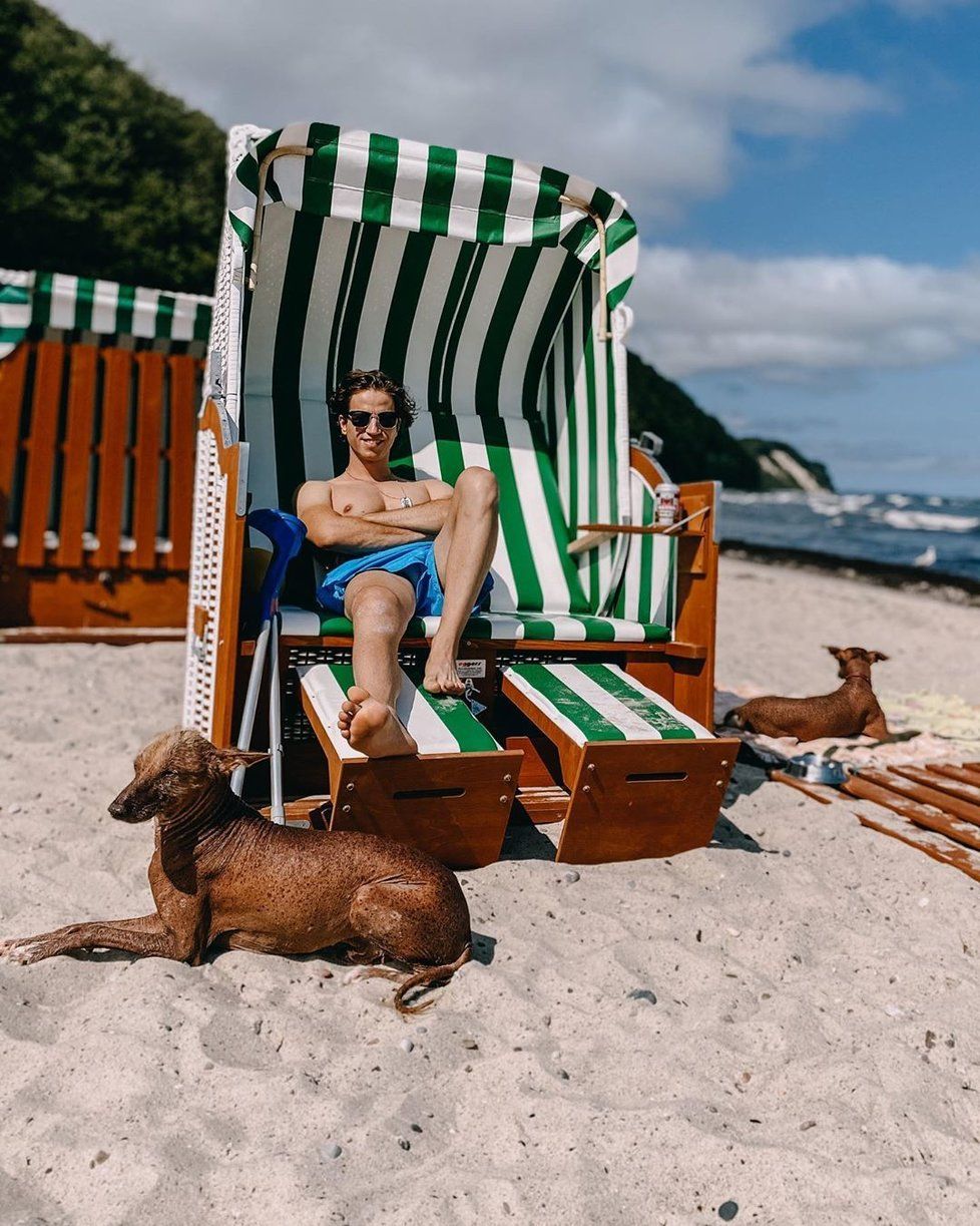 Milan Peroutka si užívá relax na pláži.
