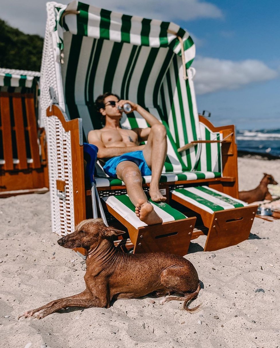 Milan Peroutka si užívá relax na pláži.