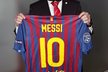 Milan Petržela ukázal dres Messiho pro Aha!. „Je to velikost L, přitom on je malý jako já. A já nosím emko. Bude mi plandat...“
