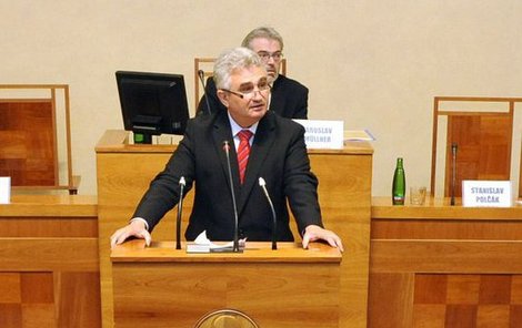 Předseda Milan Štěch (ČSSD) mluví před Senátem. Dost možná se ale namáhá zbytečně, Sněmovna senátory stejně přehlasuje.