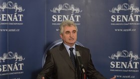 Milan Štěch (ČSSD), předseda Senátu, ve kterém dnes došlo k odhalsování zrušení doživotní imunity poslanců