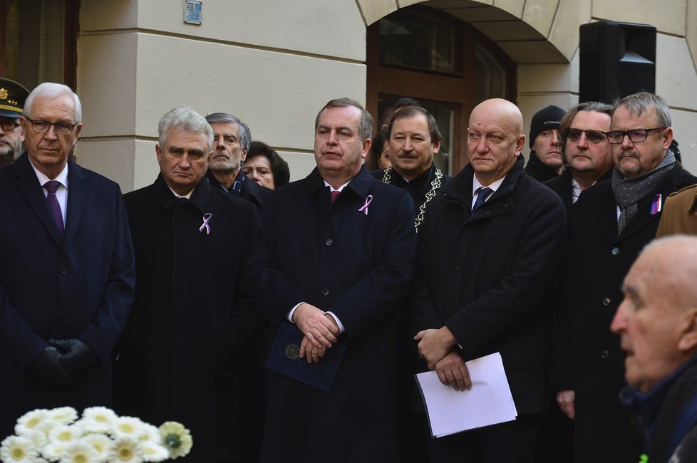 Místopředseda senátu Milan Štěch (ČSSD), senátor Jiří Drahoš a ministr dopravy Dan Ťok (ČSSD) na pietě ke dni 17. listopadu (Hlávkova kolej)