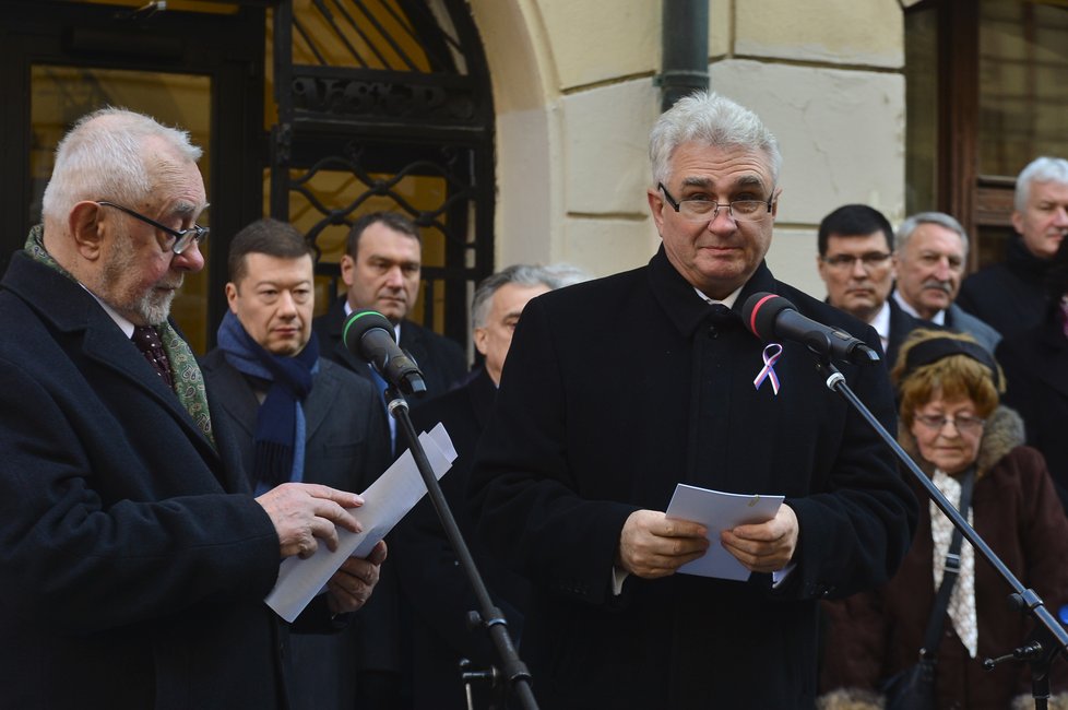 Místopředseda Senátu Milan Štěch (ČSSD) na pietě ke dni 17. listopadu (Hlávkova kolej)