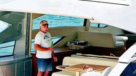 Bývalý místopředseda ČSSD Urban na jachtě s pivem a cigaretou.