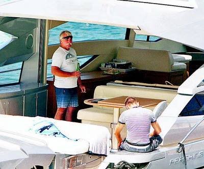 Místopředseda ČSSD Urban na jachtě s pivem a cigaretou.