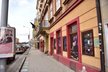 Na budově Městského divadla v Brně vlaje černá vlajka. Tragickou smrt Milana Vorlíčka připomíná i vitrínka s jeho fotografií.