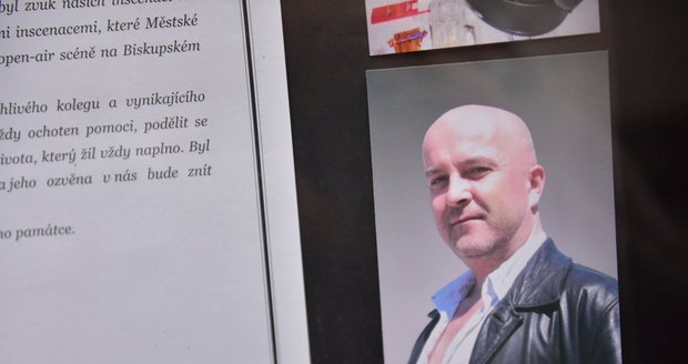 Na budově Městského divadla v Brně vlaje černá vlajka. Tragickou smrt Milana Vorlíčka připomíná i vitrínka s jeho fotografií.