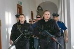 Vězeňská služba ozbrojená samopaly a brokovnicemi odváží Milana Zádamského a jeho komplice