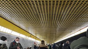 Milánské metro v koronavirové době (15. 2. 2022)