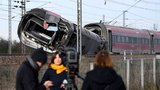 Rychlovlak z Milána vykolejil: Desítky zraněných a dva mrtví strojvedoucí