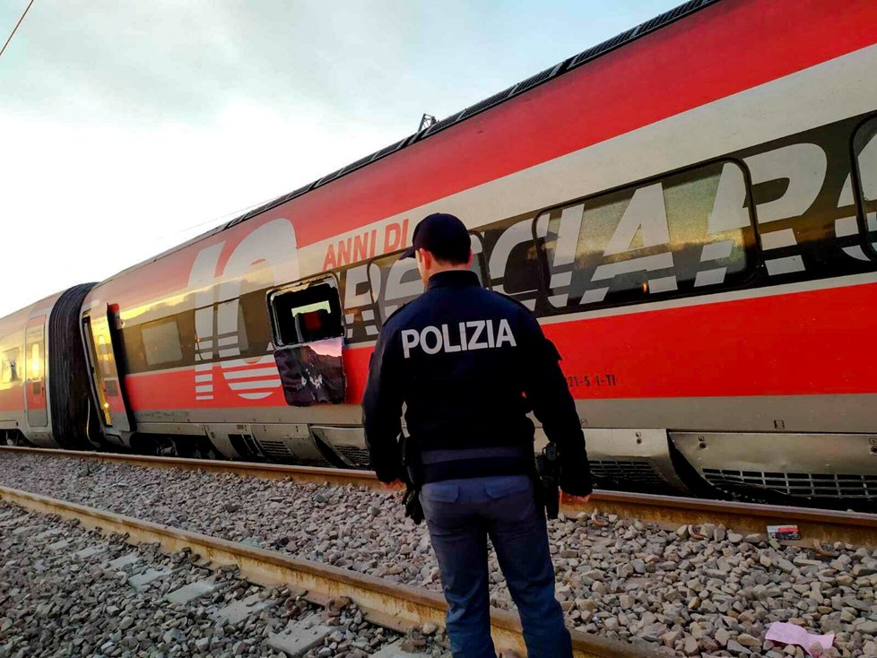 Rychlík z Milána vykolejil v Salernu