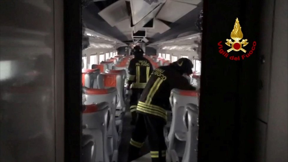 Rychlovlak z Milána vykolejil: Desítky zraněných, mrtvý strojvůdce a další oběť
