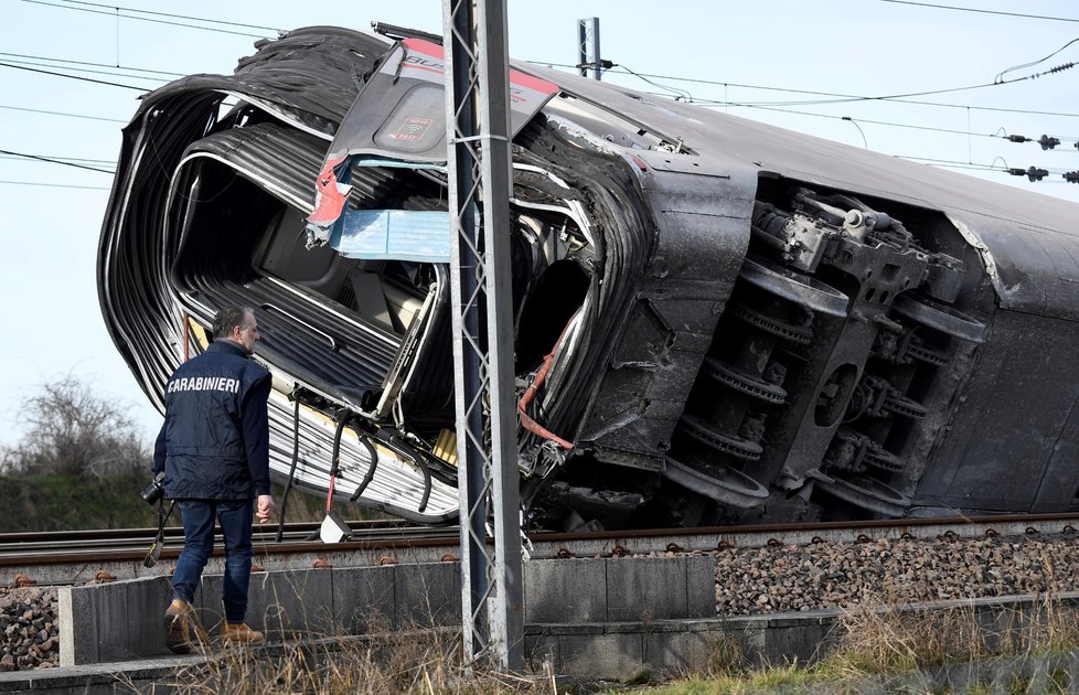 Rychlovlak z Milána vykolejil: Desítky zraněných, mrtvý strojvůdce a další oběť