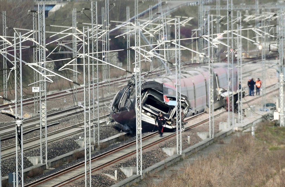 Rychlovlak z Milána vykolejil: Desítky zraněných, mrtvý strojvůdce a další oběť