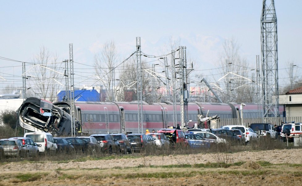 Rychlovlak z Milána vykolejil: Desítky zraněných, mrtvý strojvůdce a další oběť