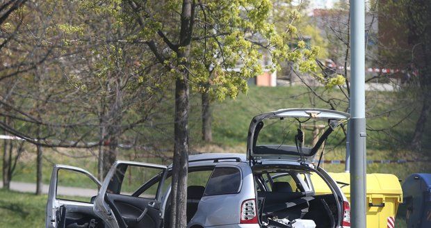 Bombu na ženu v Praze nastražil manžel: Sestrojit se ji naučil ve škole