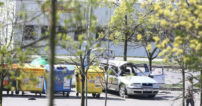 Ve Škodě Octavia v Milánské ulici v Praze explodovala bomba. Vážně zranila řidičku.