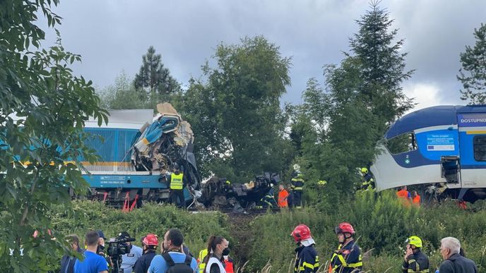 Srážka rychlíku s osobním vlakem u Domažlic si před týdnem vyžádala tři mrtvé a 67 zraněných.