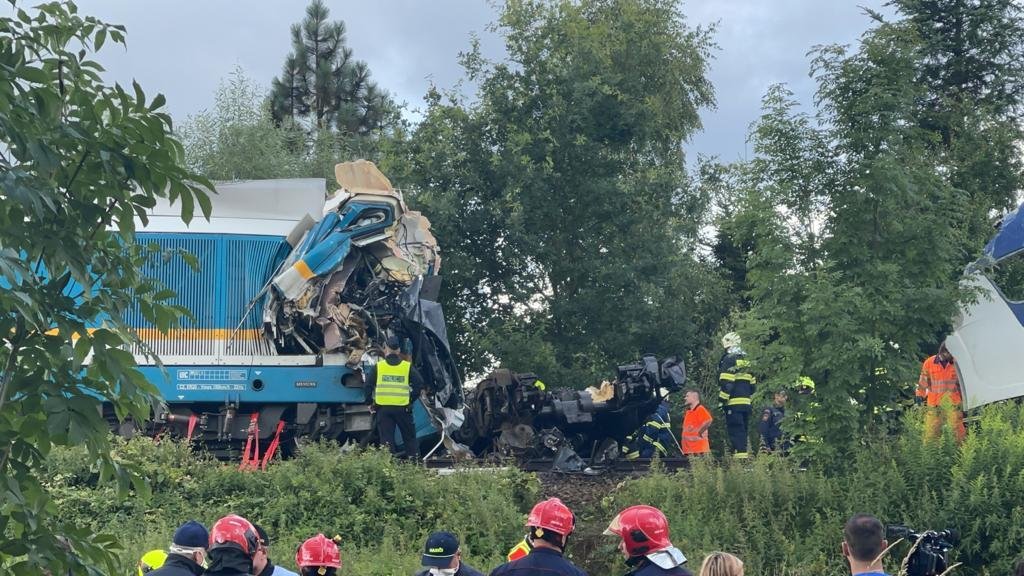 SRPEN: Mezi stanicemi Domažlice a Blížejov se srazily dva osobní vlaky, na místě jsou záchranáři, podle prvních informací jsou desítky zraněných.