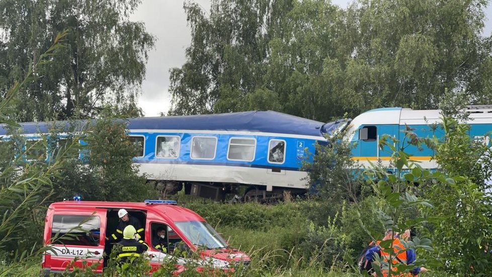 K nehodě došlo po osmé hodině ranní. Zranilo se 48 lidí, tři zemřeli a několik osob je ve vážném stavu.