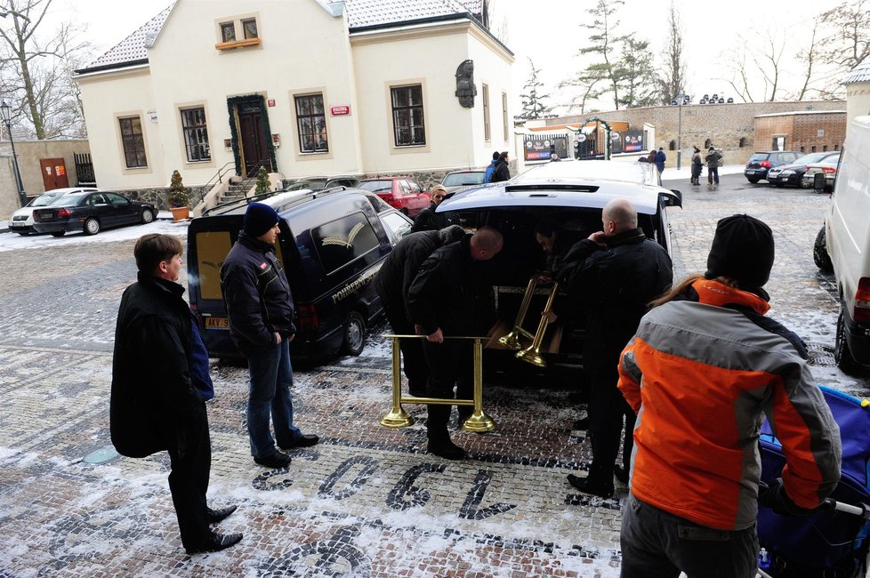 Rakev s ostatky Mileny Dvorské dorazila na Vyšehrad v dopoledních hodinách