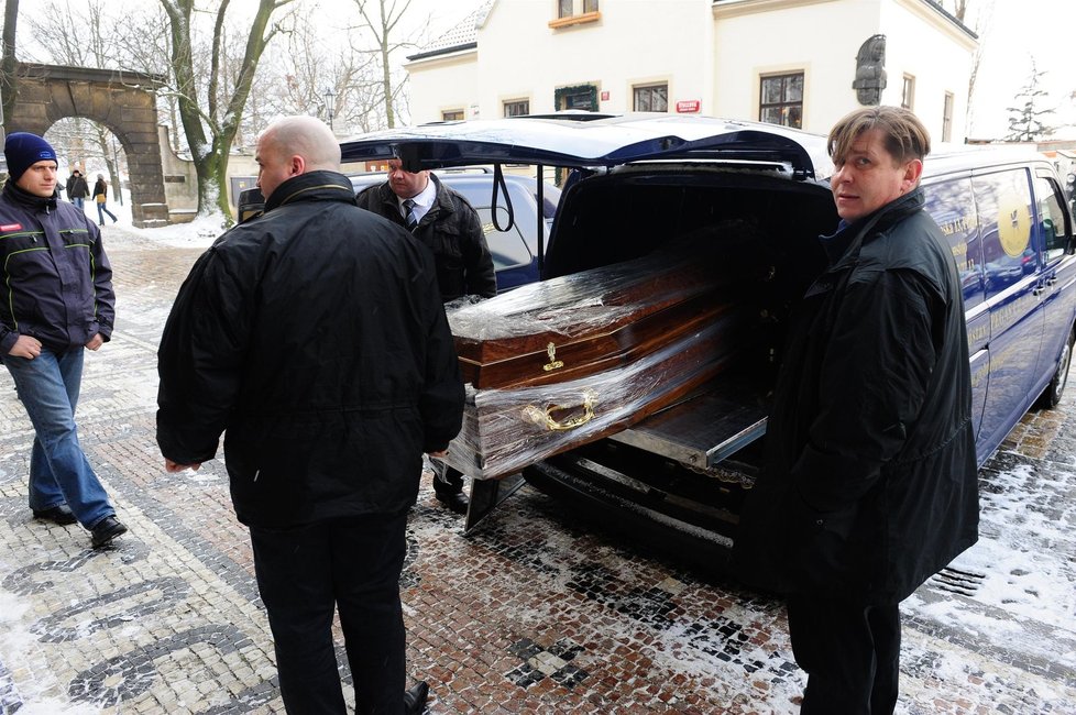 Rakev s ostatky Mileny Dvorské dorazila na Vyšehrad v dopoledních hodinách