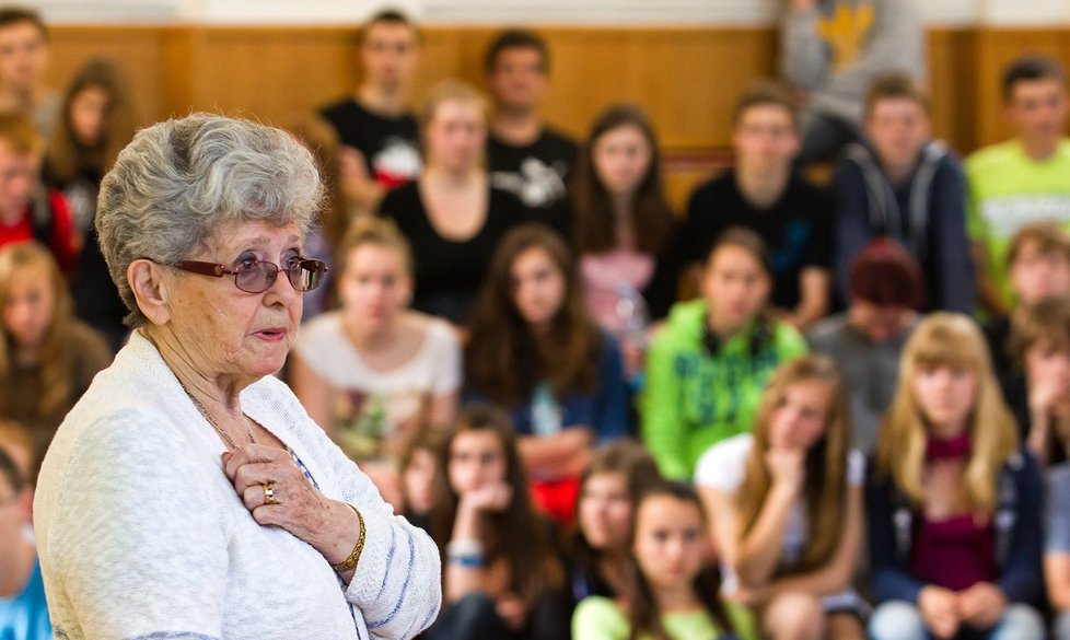 Lady Remoska pořádá besedy ve školách.