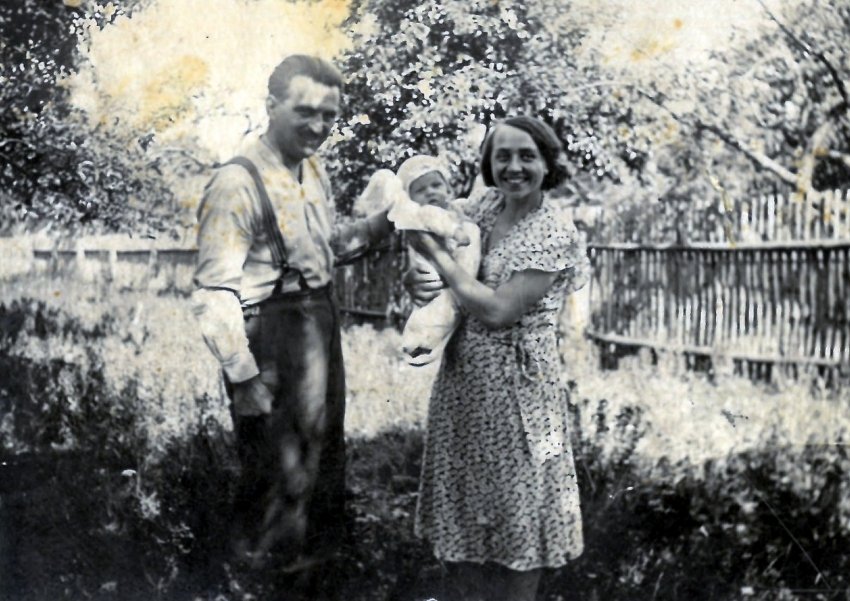 Novorozená Milena Sedláčková se svými rodiči.