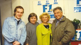 Milena Vostřáková v 90. letech v sídle rádia Frekvence 1 s hosty Dámského klubu. (Zleva) Filip Blažek, Václav Neckář a Josef Zíma.