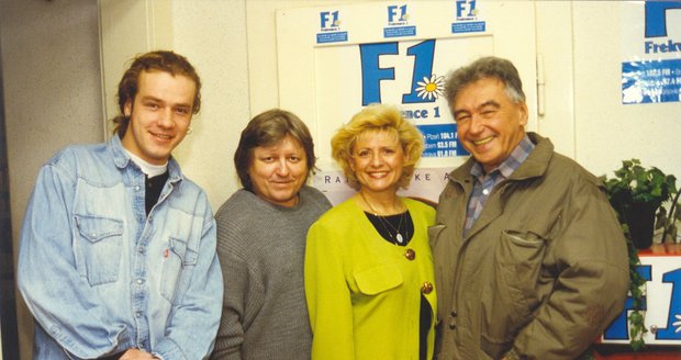 Milena Vostřáková v 90. letech v sídle rádia Frekvence 1 s hosty Dámského klubu. (Zleva) Filip Blažek, Václav Neckář a Josef Zíma.