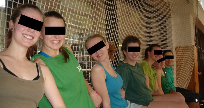 Anička (třetí zleva) byla šikovná volejbalistka