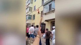 Žena na útěku před manželkou svého milence skočila z okna a zachytila se do drátů