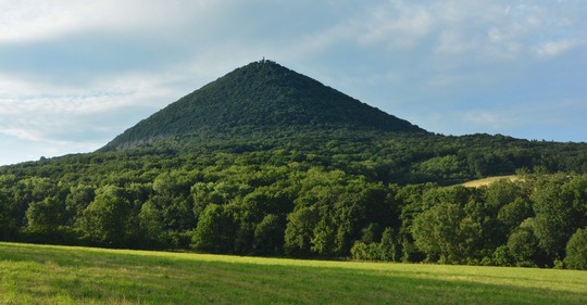 Milešovka: Nejvyšší hora Českého středohoří je oblíbeným cílem turistů i běžců