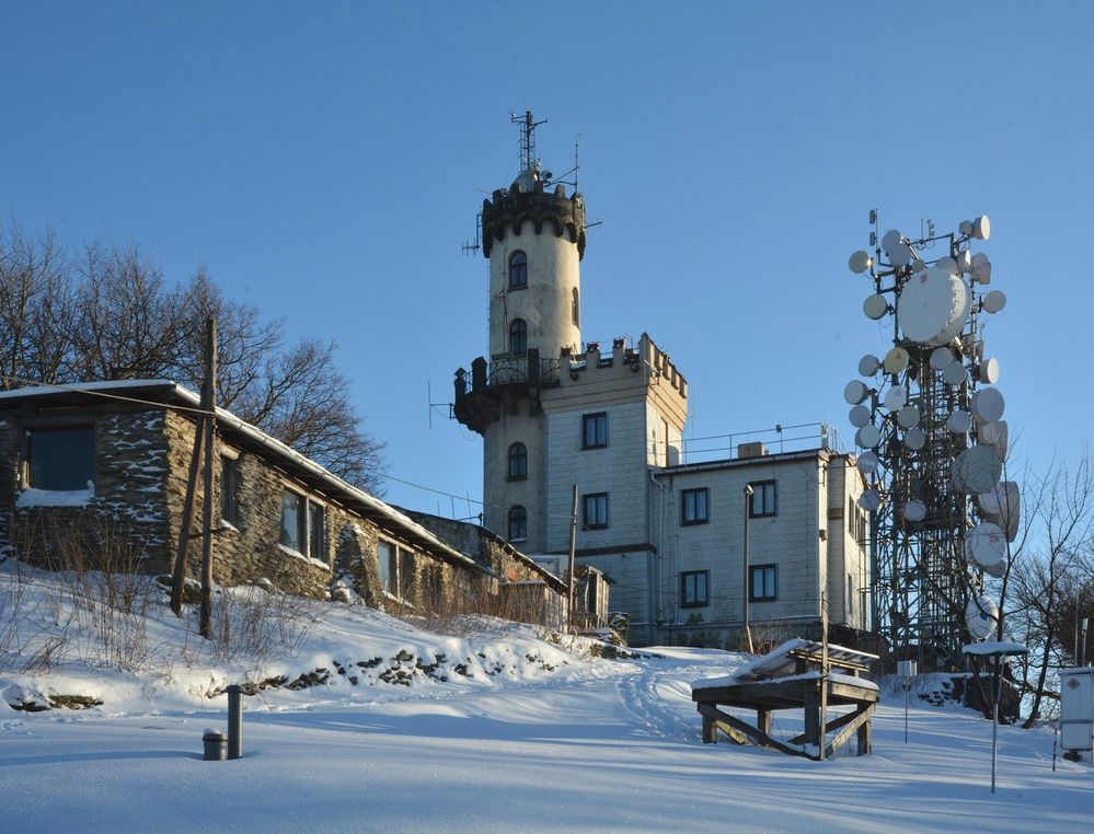 Meteorologická observatoř na vrcholu slouží k pozorování od ledna 1905