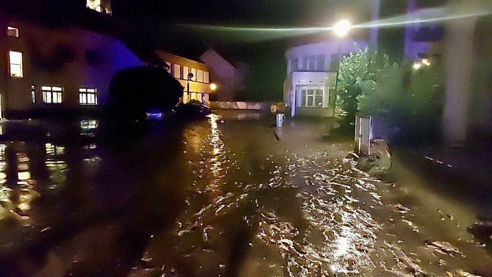 V Milevsku zůstaly po silné bouřce nánosy bahna a vytopené domy.