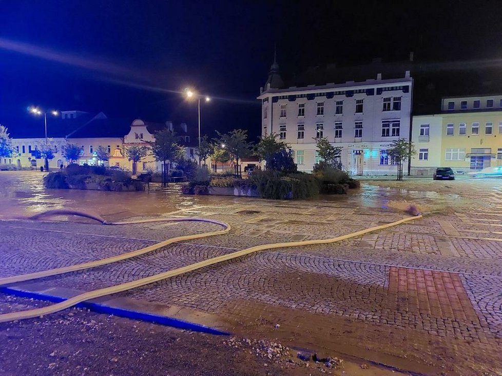 V Milevsku zůstaly po silné bouřce nánosy bahna a vytopené domy.