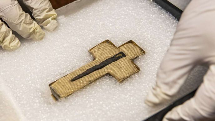 Svatý hřeb byl objeven během archeologického průzkumu klášterního kostela sv. Jiljí v místnůstce za úzkou chodbou, která byla od 15. století pevně uzavřena příčným trámem. Svatý hřeb byl objeven během archeologického průzkumu klášterního kostela sv. Jiljí v místnůstce za úzkou chodbou, která byla od 15. století pevně uzavřena příčným trámem.