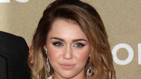 Zpěvačka Miley Cyrus by si měla v kuchyni dávat větší pozor