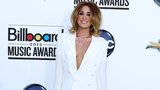 Zpěvačka Miley Cyrus vyrazila bez podprsenky: A málem jí vypadla prsa
