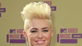 Dům známé zpěvačky Miley Cyrus navštívil zloděj. Policie u něho našla nůžky a velké plyšové srdce. Miley se v tu dobu nenacházela doma