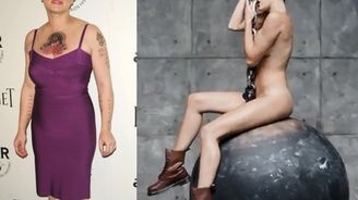 Sinéad O'Connor píše Miley Cyrus: Svlékat se a olizovat kladiva není cool. Je to prostituce