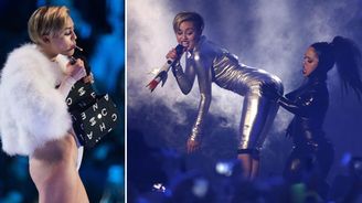 Miley Cyrus opět řádila. Osahávala trpaslici a vytáhla joint na jevišti