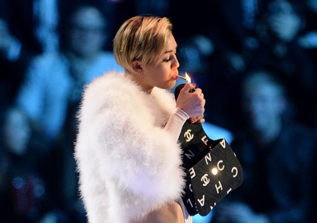 Miley všechny šokovala, když si ho na pódiu zapálila...
