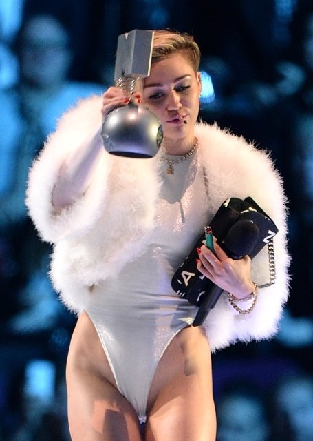 Miley Cyrus s jointem a cenou.